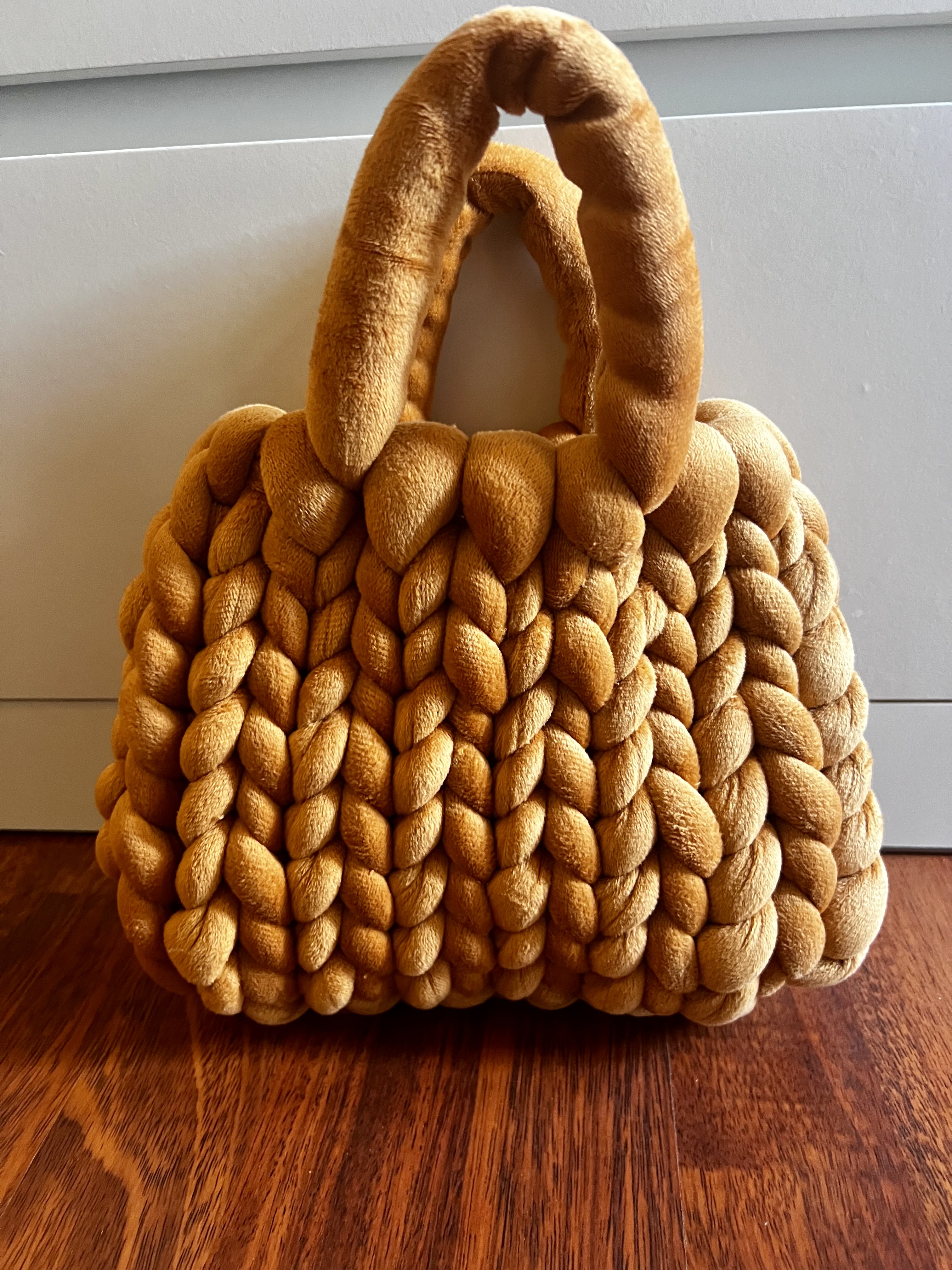 BORSA INTRECCIATA A MANO COLOR ORO
