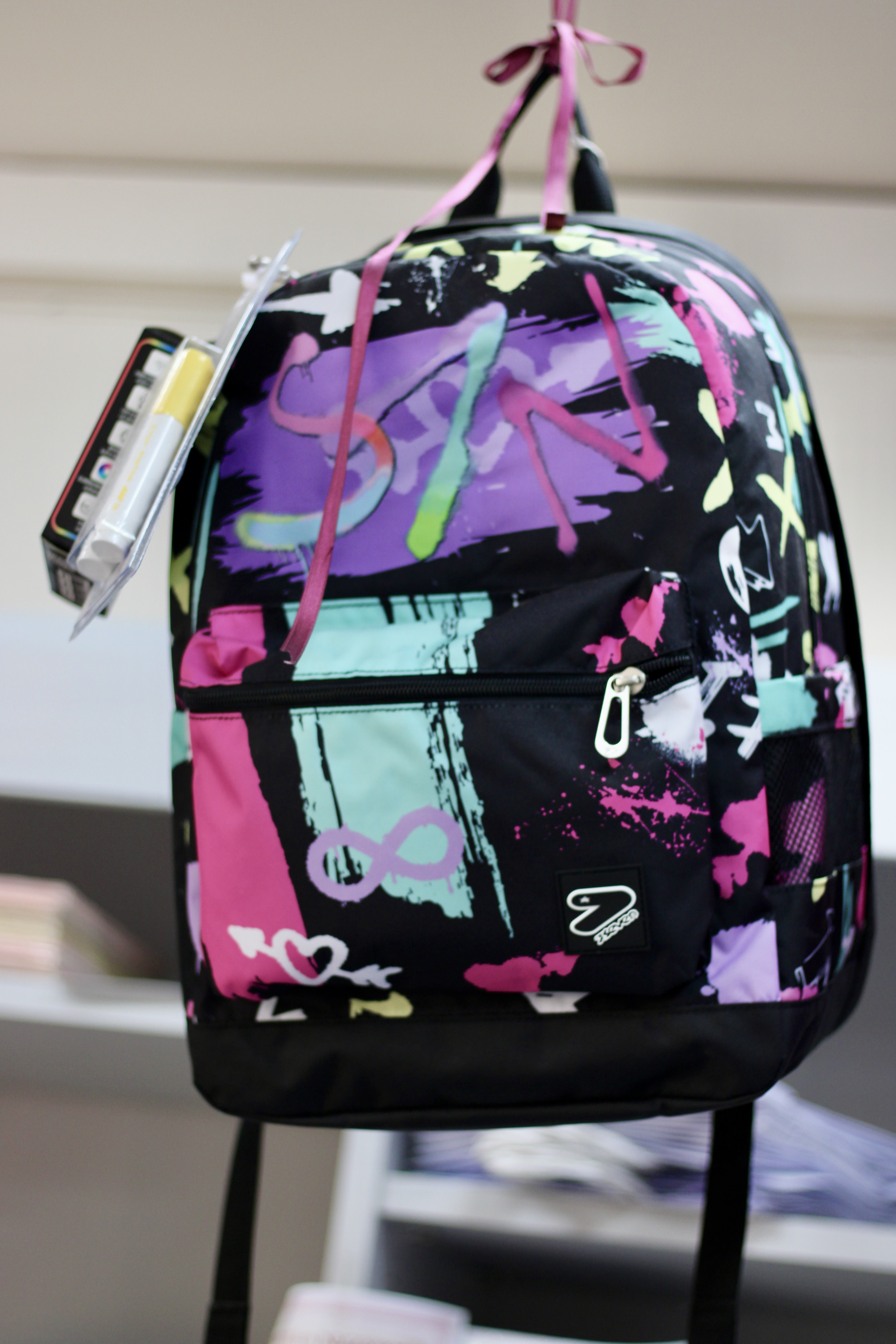 ZAINO SEVEN NERO E MULTICOLOR CON CUORE E INFINITO